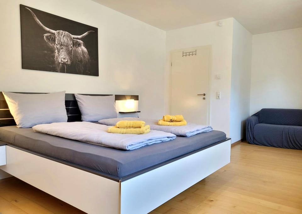 Bed, Photo of the whole room, Seating area, Bedroom