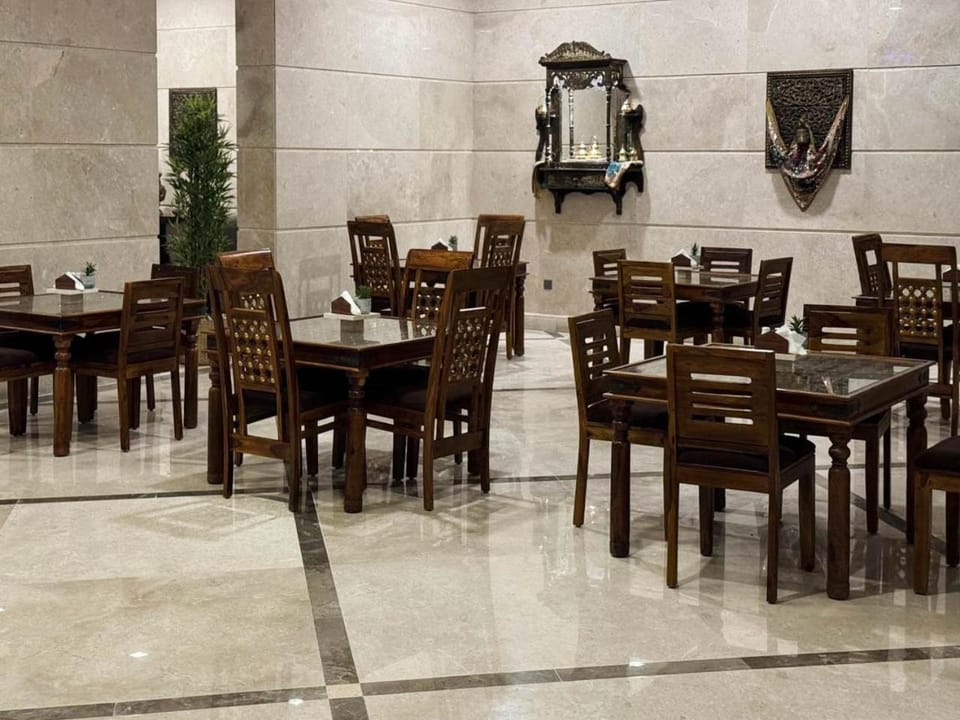 Restaurant/places to eat, Banquet/Function facilities, Seating area