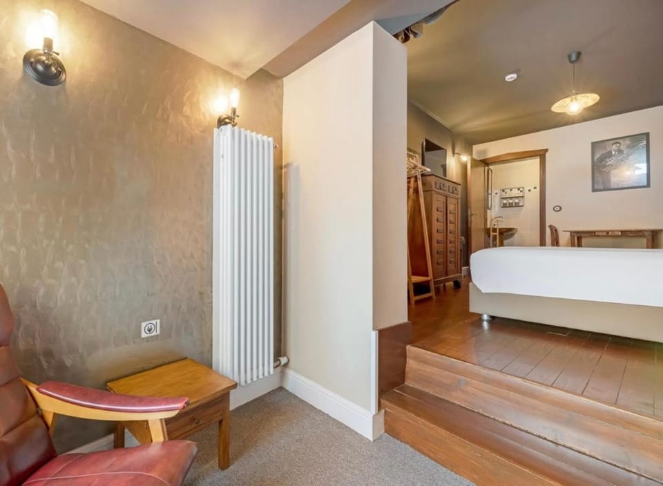 Bed, Photo of the whole room, Seating area, Bedroom