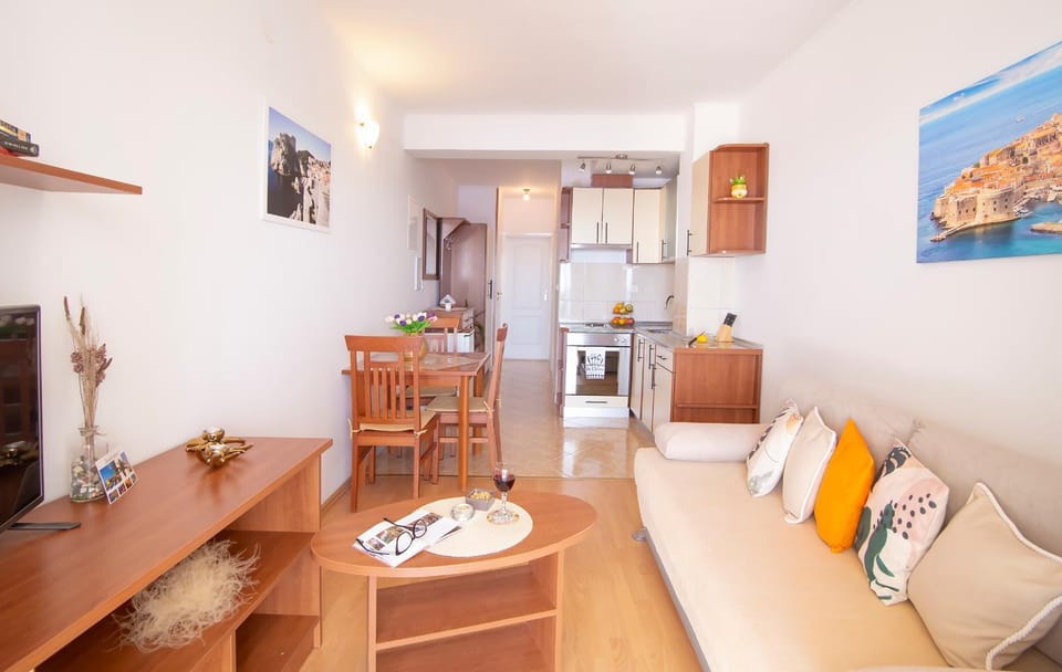 Kitchen or kitchenette, Living room, Seating area, Dining area