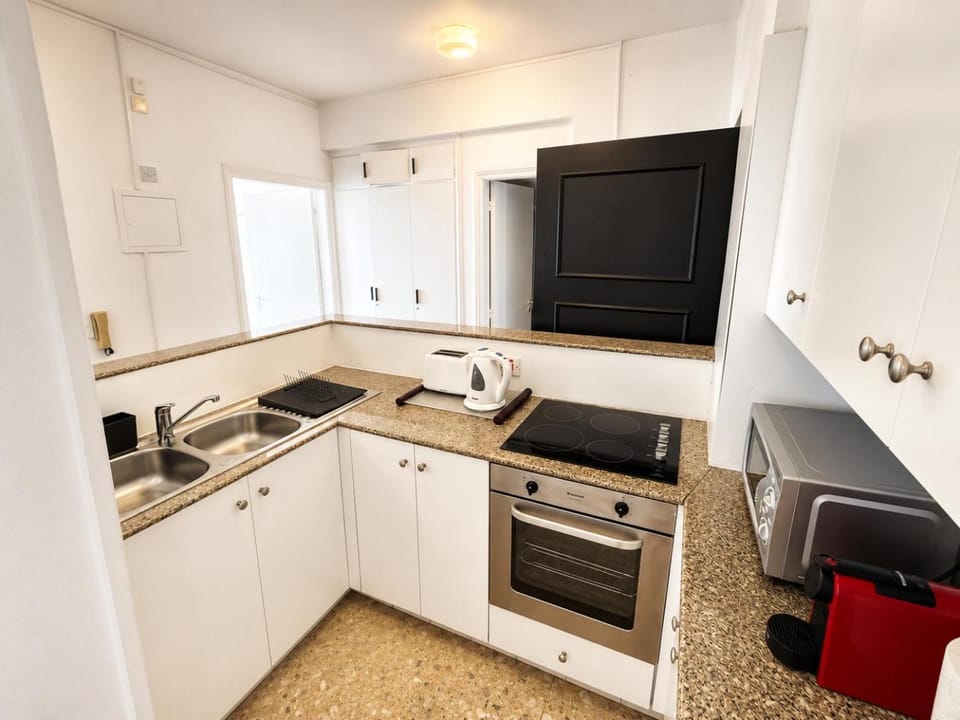 Coffee/tea facilities, Kitchen or kitchenette, Dining area, microwave, oven, stove, toaster