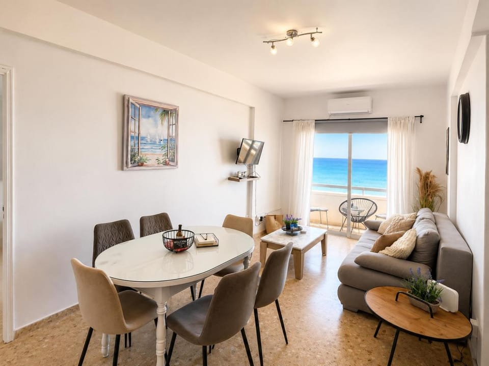 Natural landscape, TV and multimedia, Living room, Seating area, Dining area, Sea view