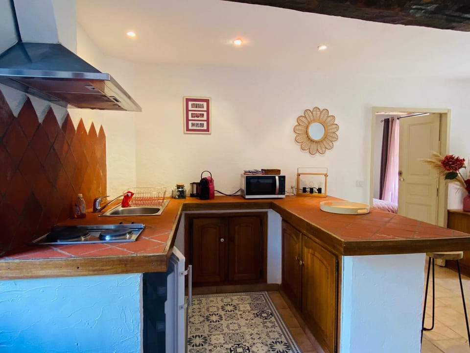 Coffee/tea facilities, stove, kitchen