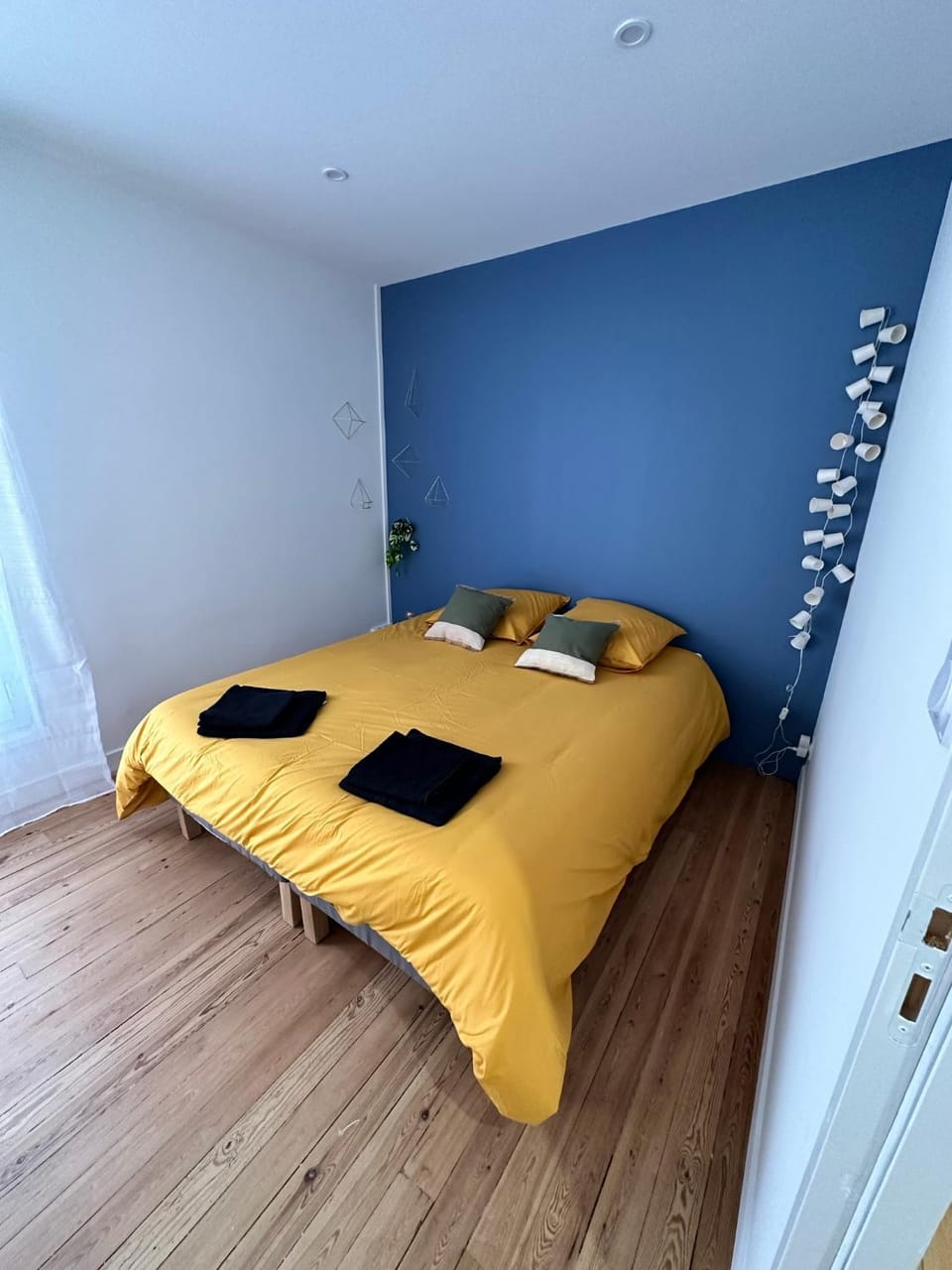 Bed, Photo of the whole room, Bedroom, towels