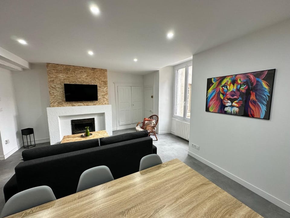 TV and multimedia, Living room, Decorative detail, Seating area