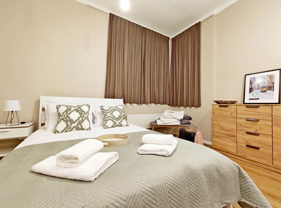 Bed, Bedroom, towels