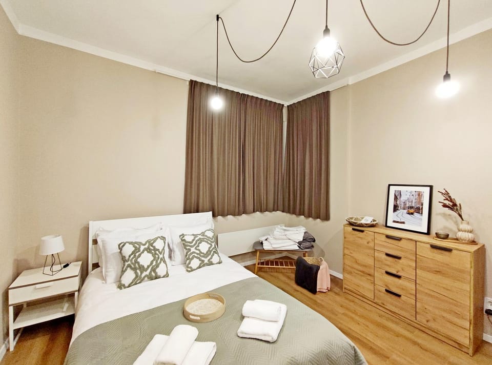 Bed, Bedroom, towels