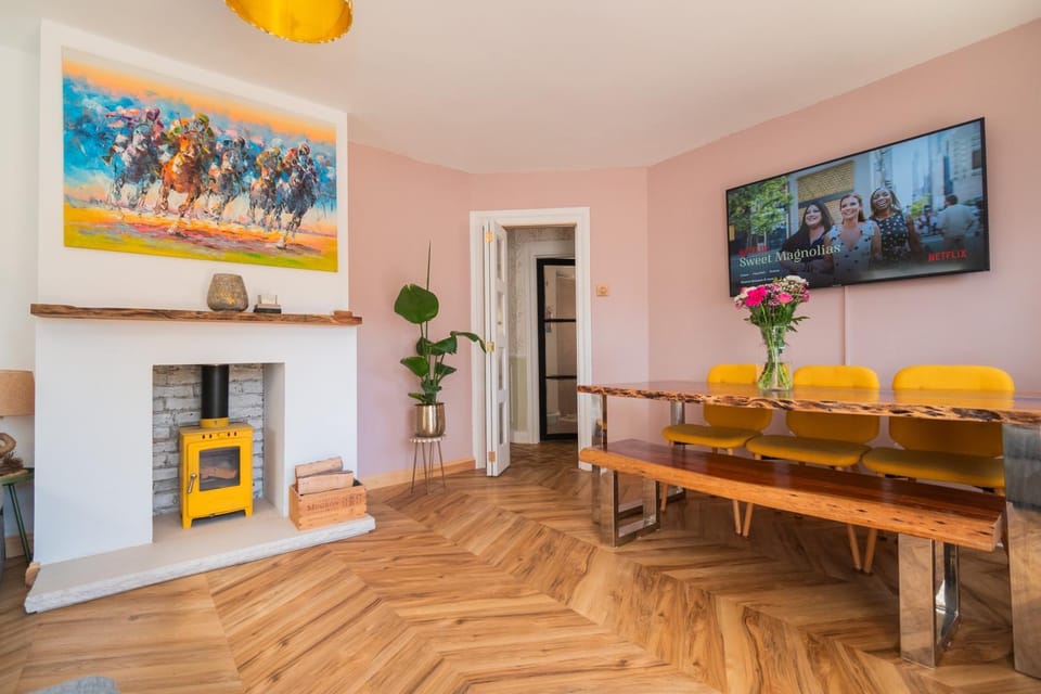 TV and multimedia, Living room, Seating area, Dining area