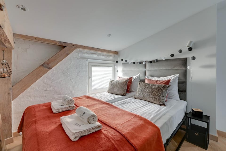 Bed, Photo of the whole room, Bedroom, towels
