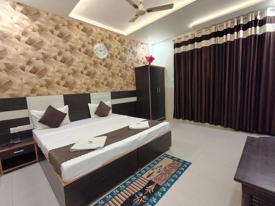 Bed, TV and multimedia, Photo of the whole room, Bedroom, towels, air conditioner