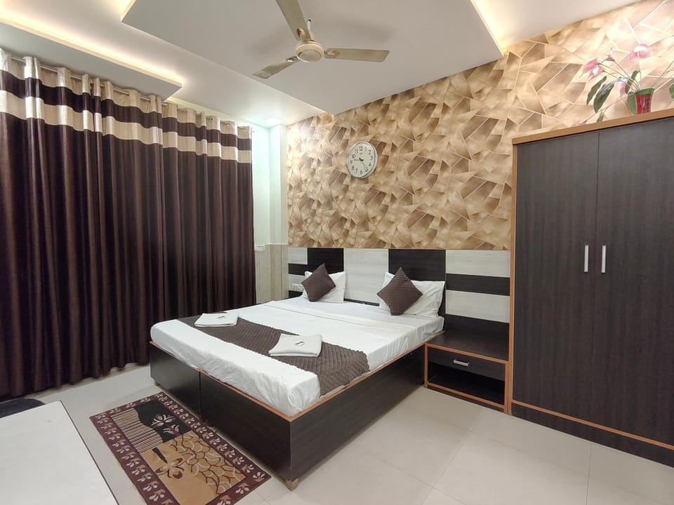 Bed, Bedroom, towels, wardrobe, air conditioner