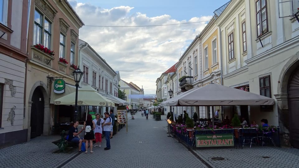 Restaurant/places to eat, On-site shops