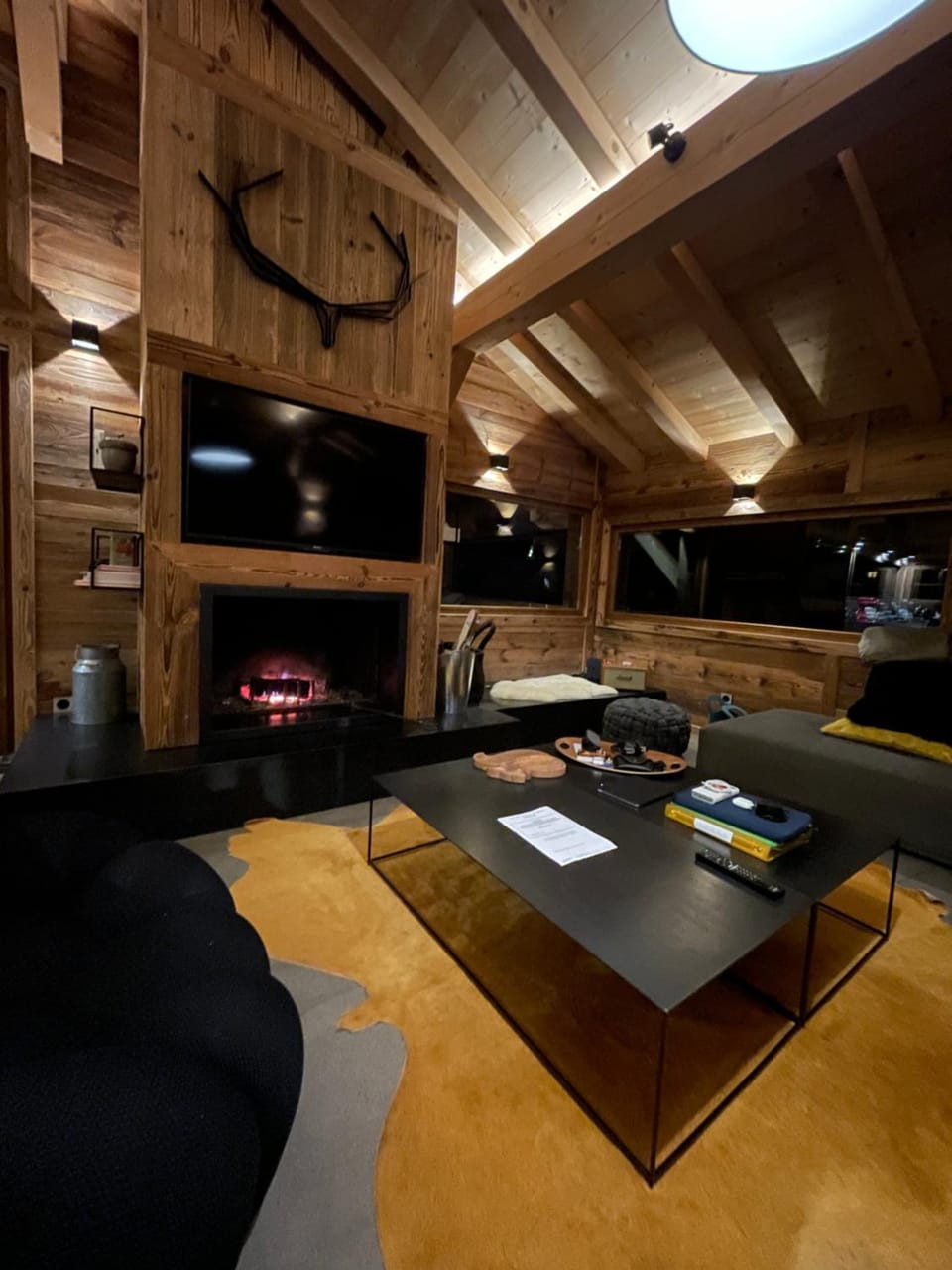 Communal lounge/ TV room, TV and multimedia, Living room, Seating area, flat iron