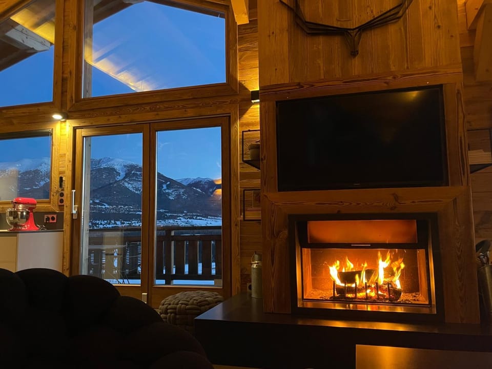 Communal lounge/ TV room, Natural landscape, TV and multimedia, flat iron