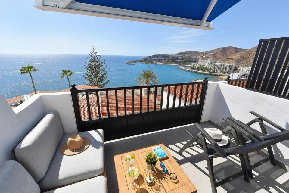 View (from property/room), Balcony/Terrace, Living room, Sea view