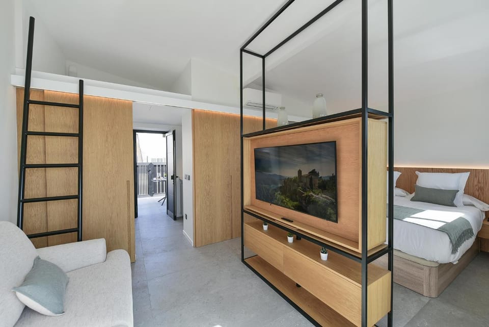 Living room, Bedroom, towels