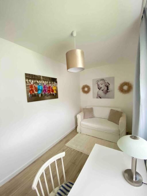 Bed, Photo of the whole room, Decorative detail, Seating area, Bedroom