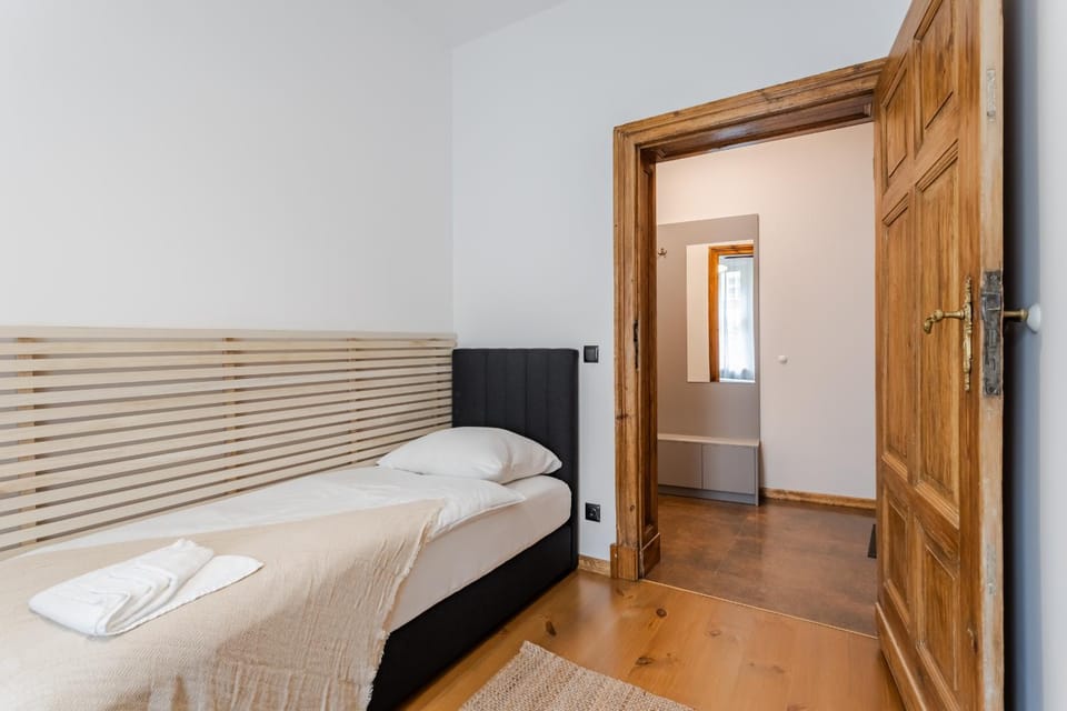 Bed, Bedroom, towels