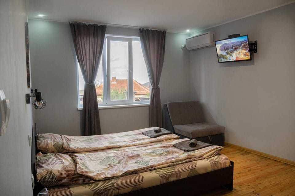 Bed, TV and multimedia, Photo of the whole room, Bedroom, towels