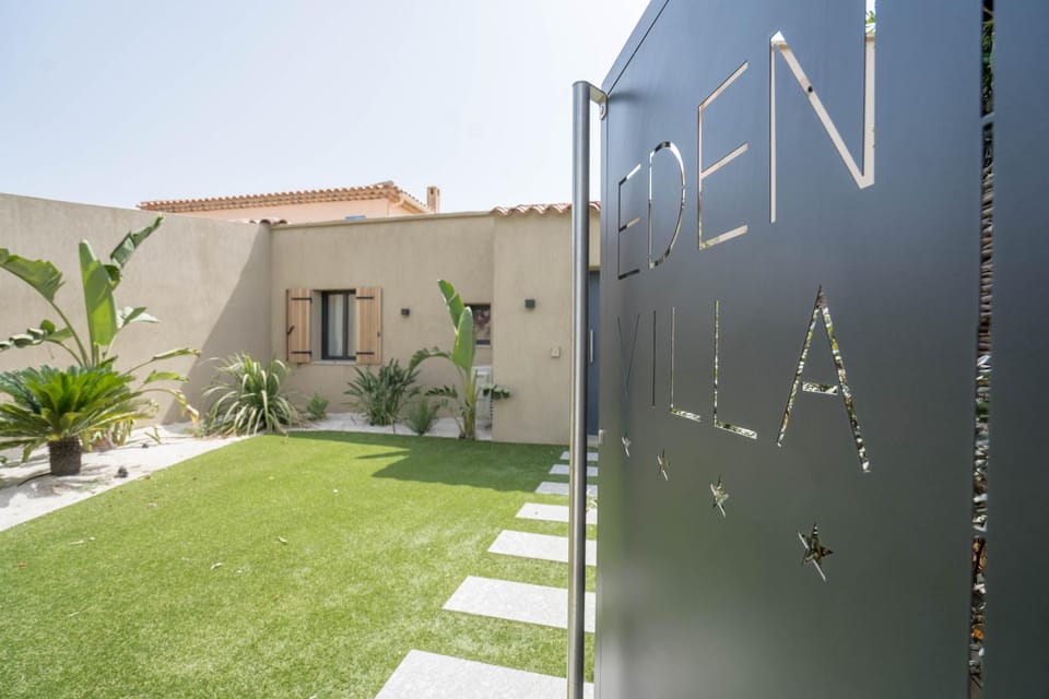Property building, Facade/entrance, Garden