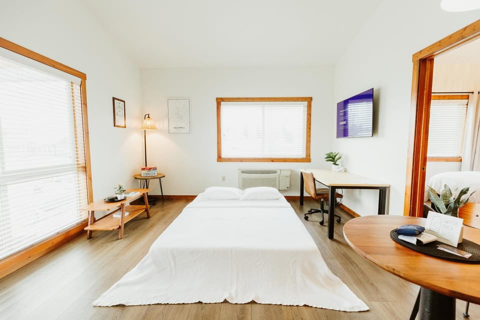 Bed, TV and multimedia, Dining area, Bedroom