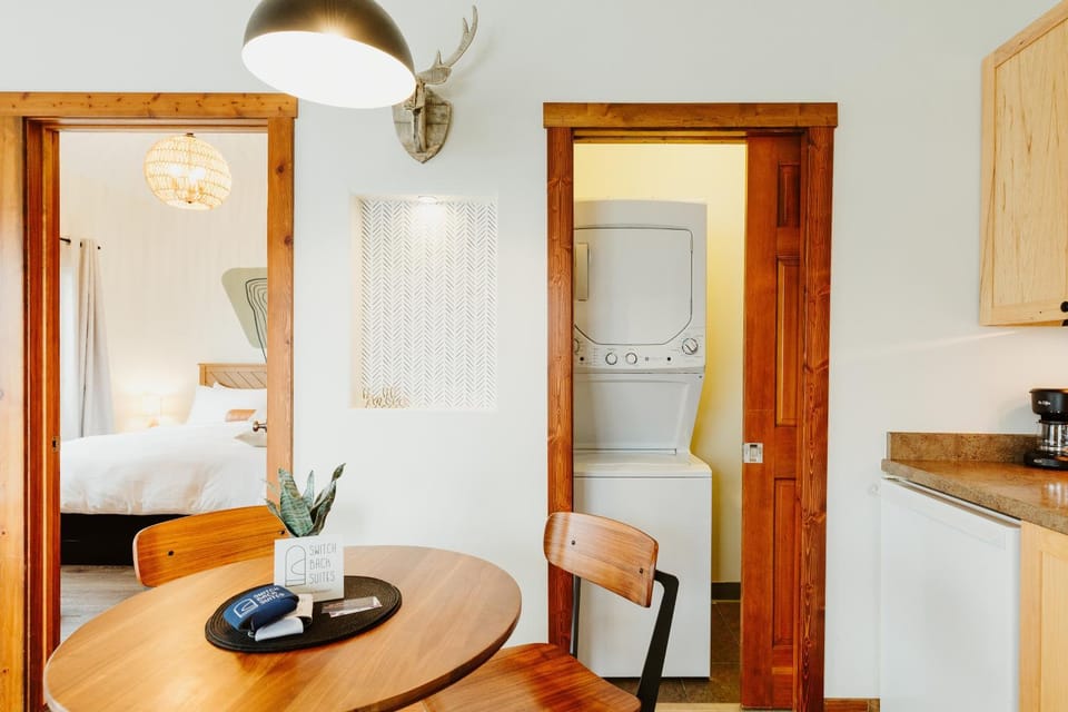 Bed, Kitchen or kitchenette, Photo of the whole room, Dining area, Bedroom, laundry, kitchen