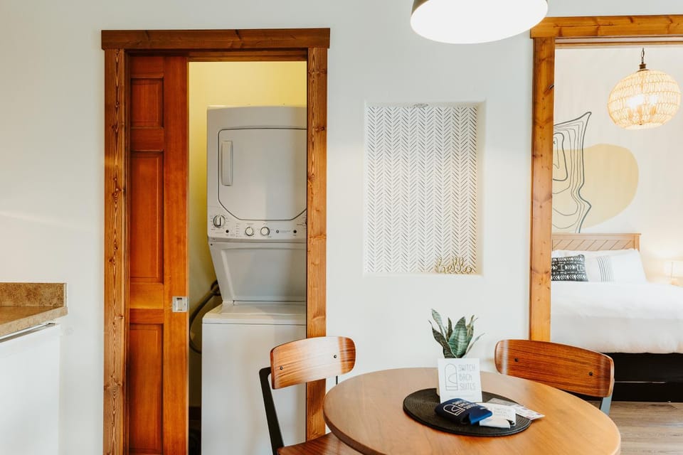 Bed, Kitchen or kitchenette, Living room, Seating area, Dining area, Bedroom
