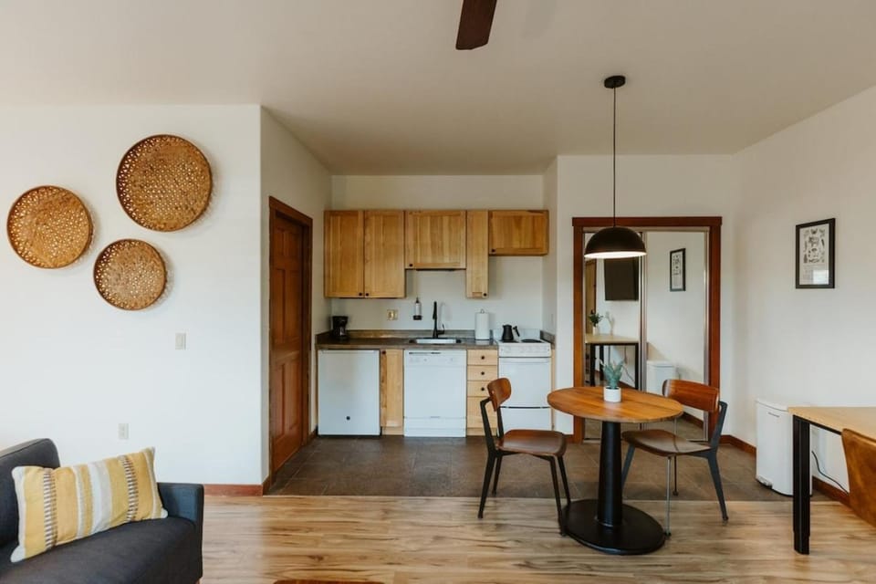 Dining area, kitchen