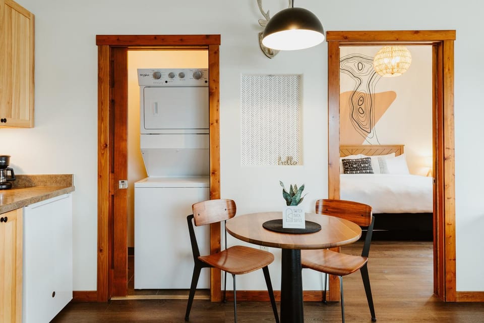 Bed, Seating area, Dining area, pet friendly, laundry