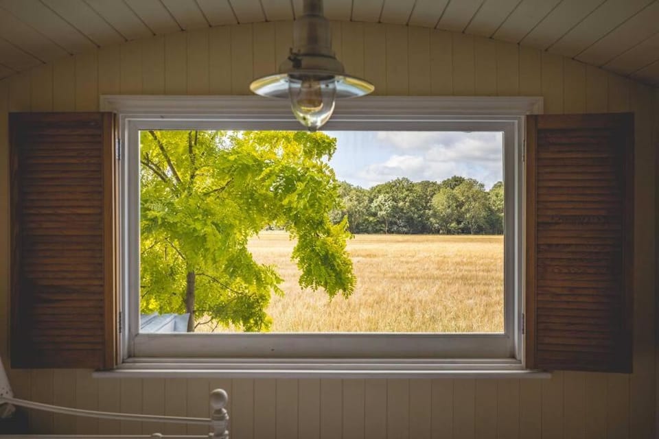 Relaxing Retreat - The Shepherds Hut - Hot Tub - By Tempstay Apartment in England