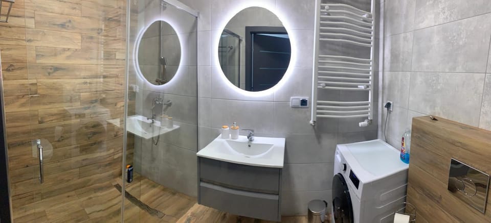 Shower, Toilet, Bathroom, towels
