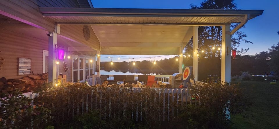 Le Duc on the Lake - Cozy waterfront Cottage Chalet in Ontario