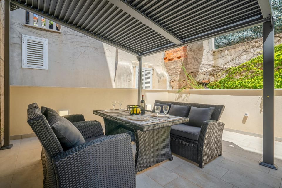 Balcony/Terrace, Seating area, Dining area, Garden view