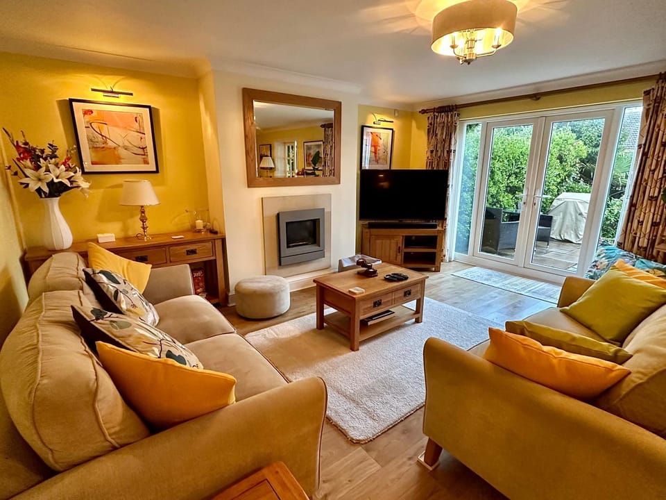Beautifully presented 3 bed house above the marina House in Brighton