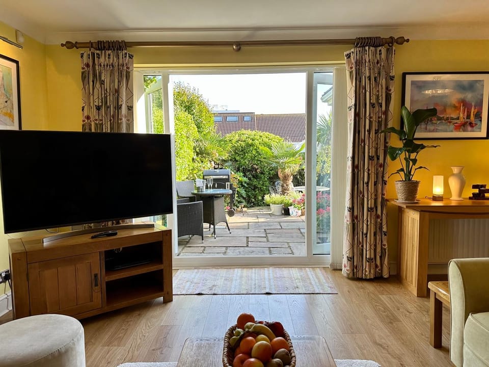 Beautifully presented 3 bed house above the marina House in Brighton