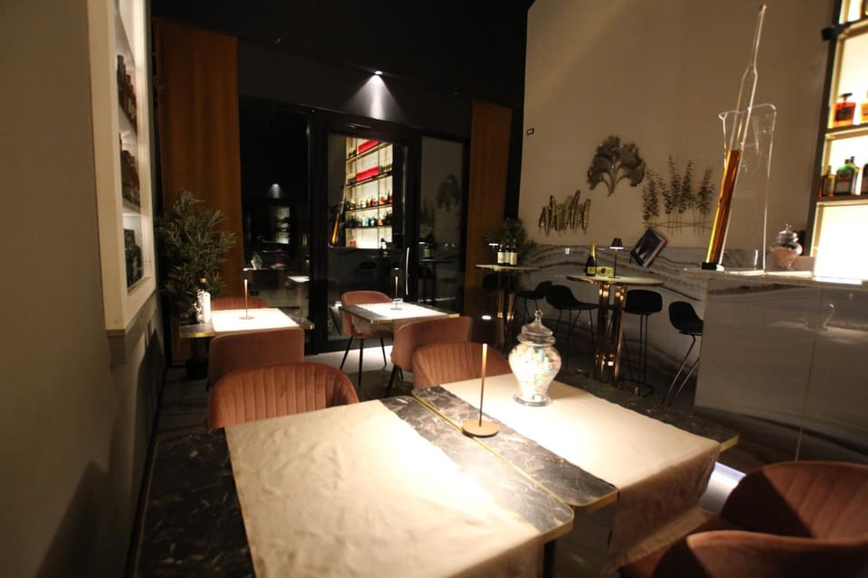 Restaurant/places to eat, Living room, Lounge or bar, Banquet/Function facilities