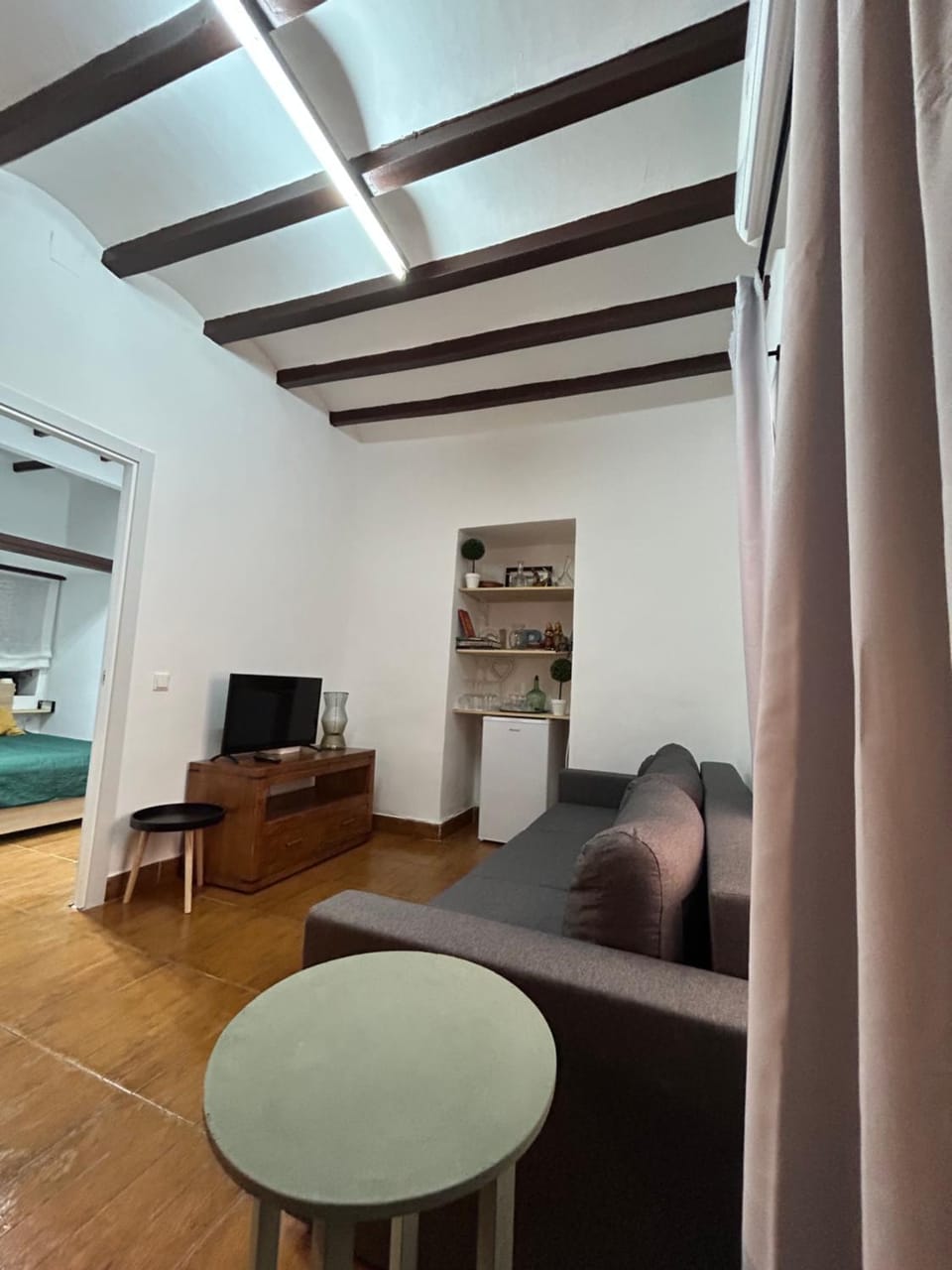 Bed, TV and multimedia, Living room, Photo of the whole room, Seating area, Bedroom