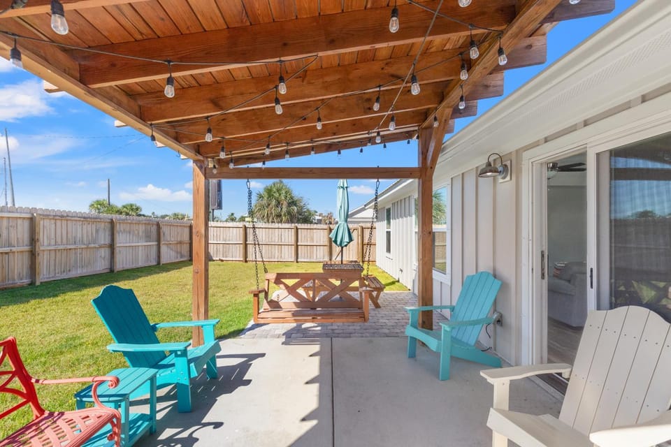 Coral Cabana - 3BD 2BA Home Close to Beach w/ optional Golf Cart! House in Lower Grand Lagoon