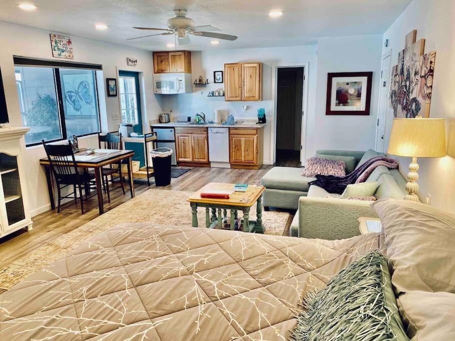 Butterfly Suite Hot Tub BBQ Private Apartment in Ahwahnee