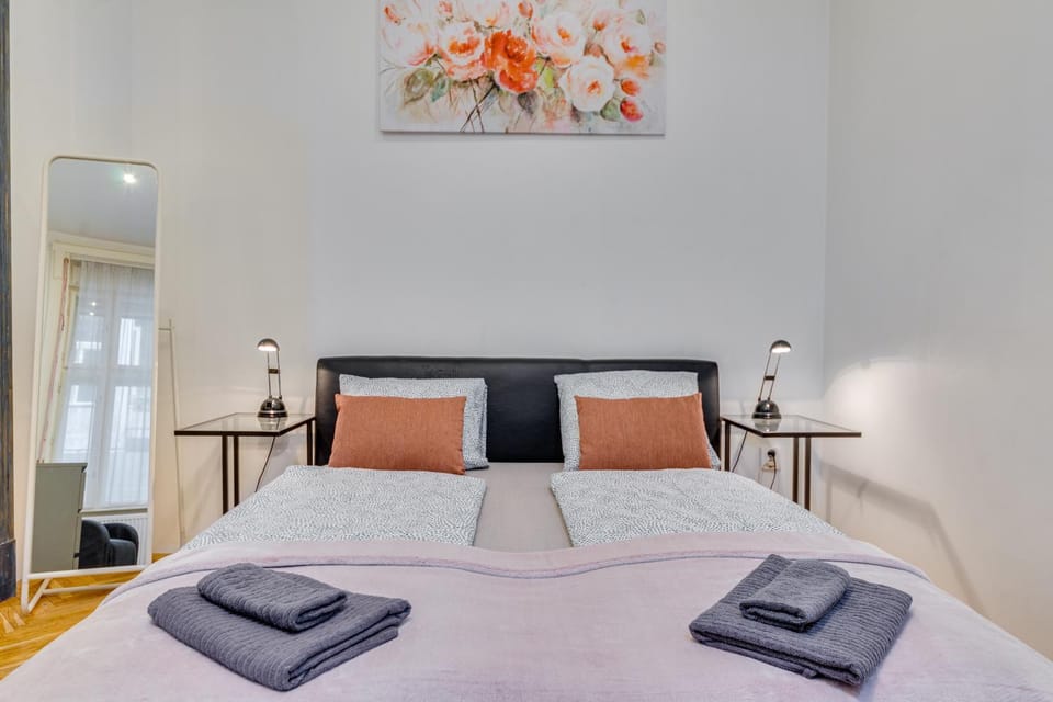 Bed, towels