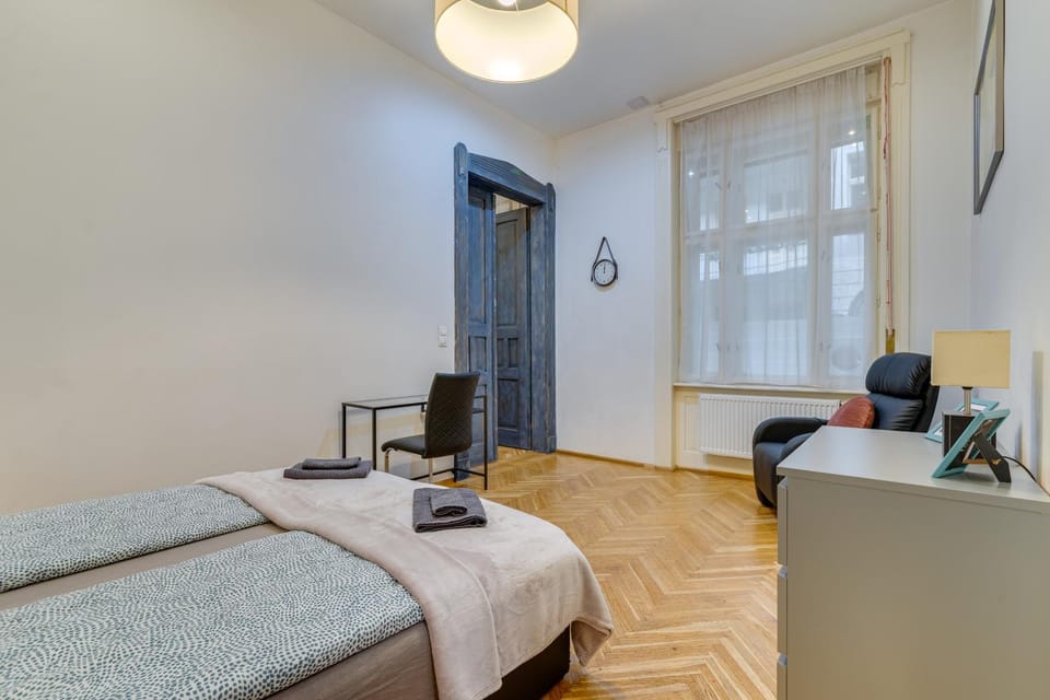Bed, Photo of the whole room, hair dresser