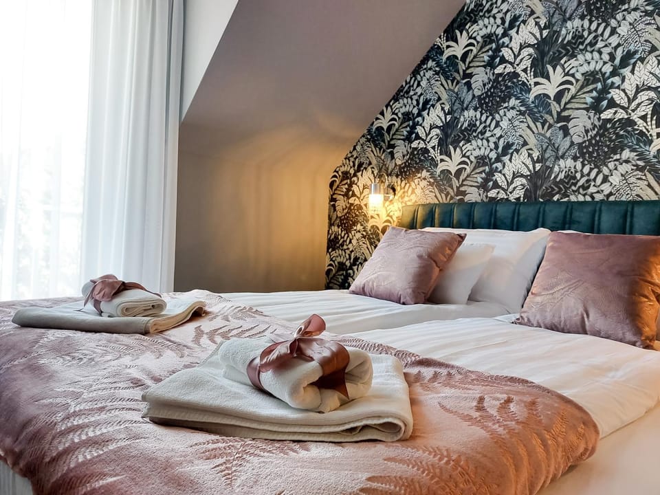 Bed, Bedroom, towels