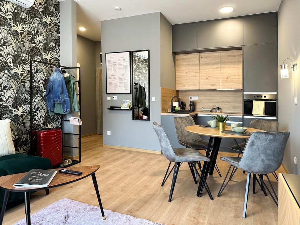 Coffee/tea facilities, Kitchen or kitchenette, Living room, Dining area, minibar