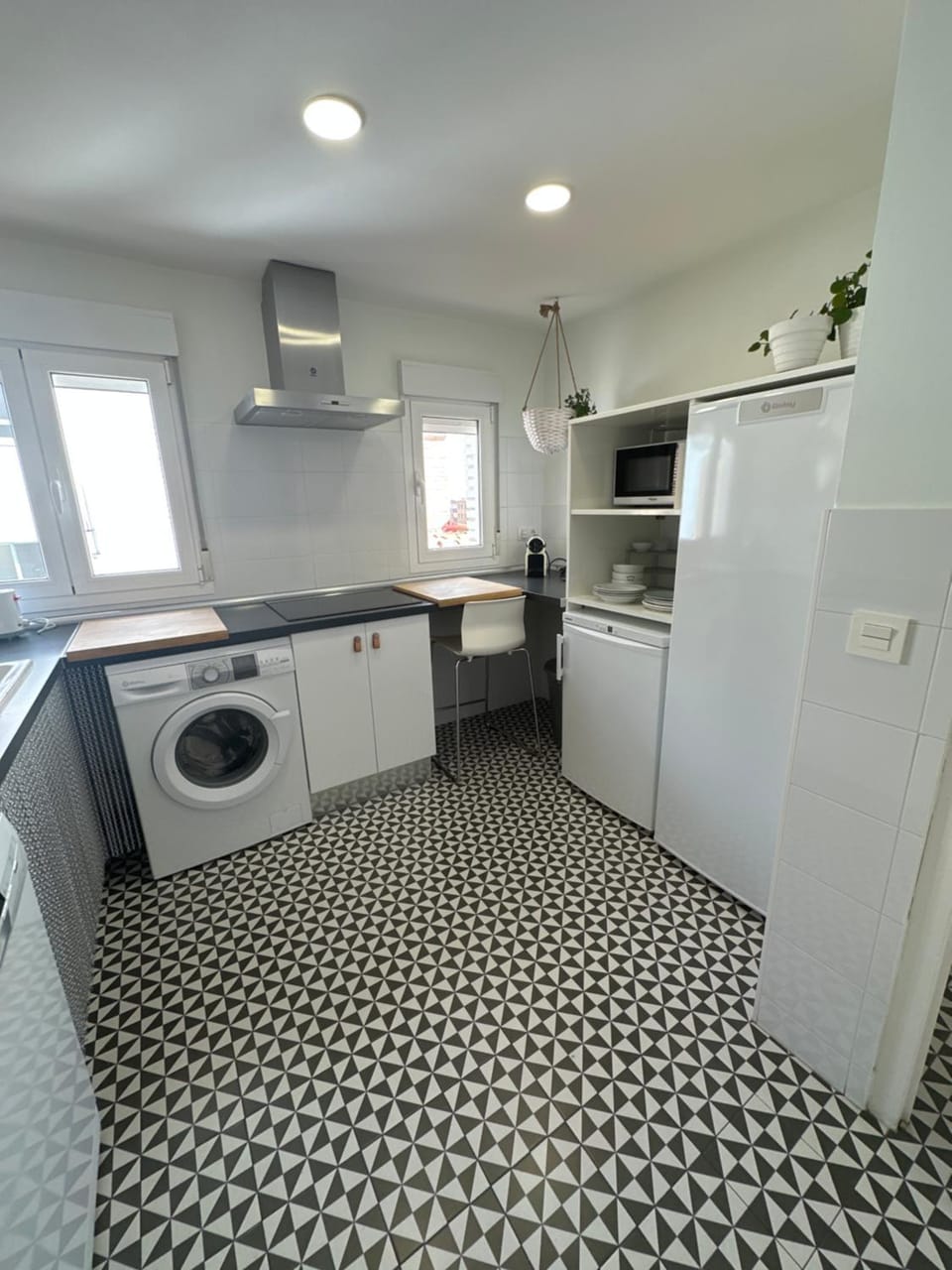 Kitchen or kitchenette, minibar, stove, washing machine