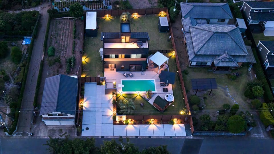 Bird's eye view, Pool view
