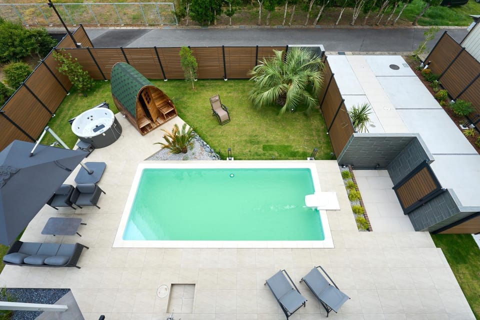 Garden view, Swimming pool, sunbed