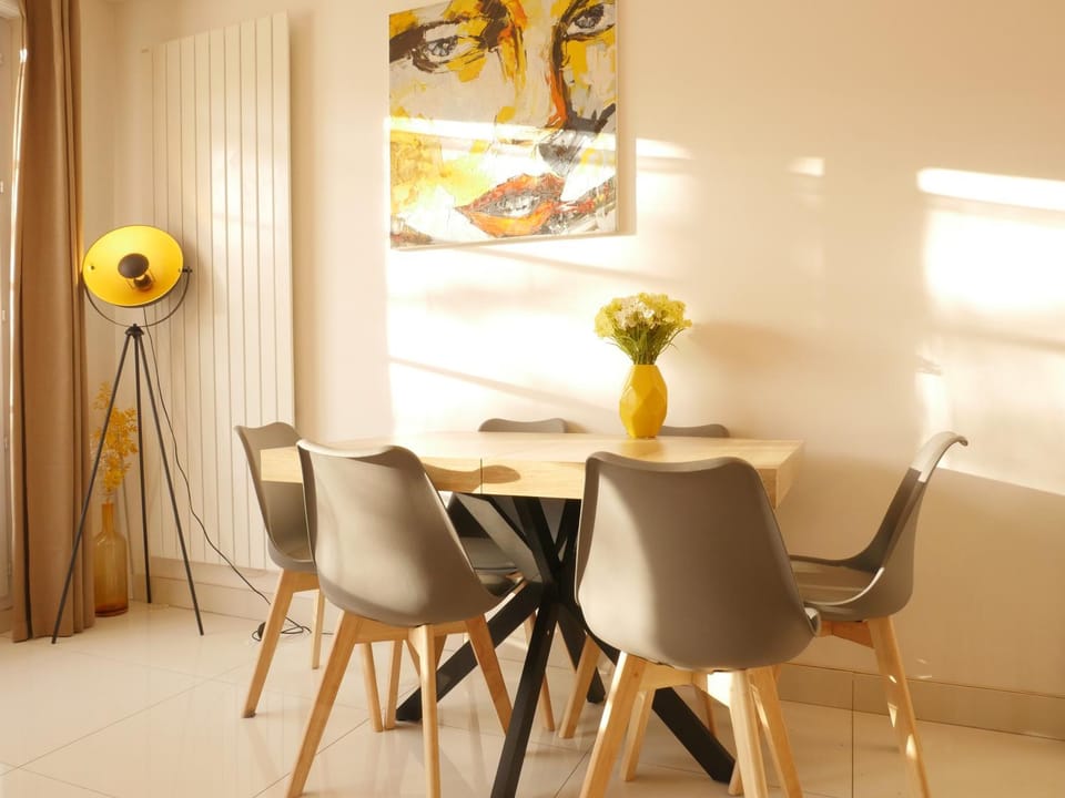 Seating area, Dining area