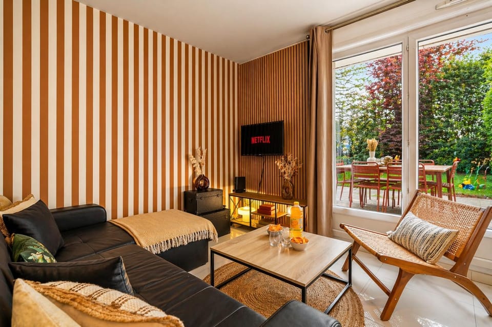 Day, Garden, TV and multimedia, Living room, Seating area, Dining area, Garden view