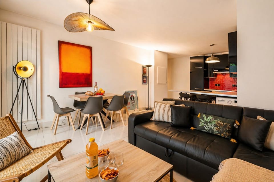 Kitchen or kitchenette, Living room, Seating area, Dining area
