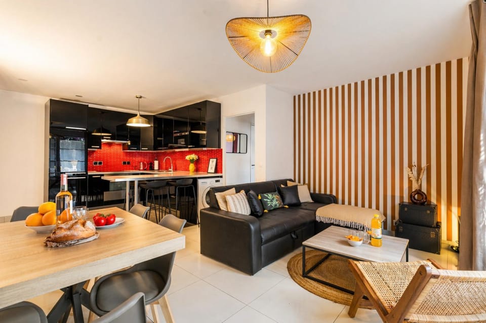 Coffee/tea facilities, Kitchen or kitchenette, Living room, Food and drinks, Seating area, Dining area, Food